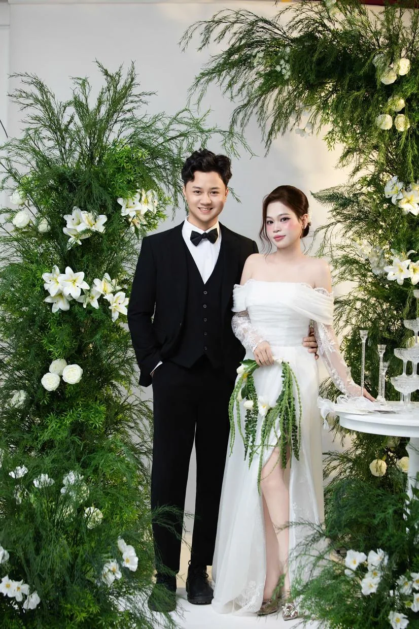 Phương Nhi và Công Toàn đứng bên nhau trong ngày cưới
